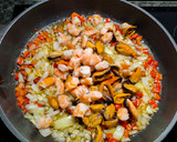 Foto del paso 4 de la receta: Pasta fresca con mejillones y langostinos