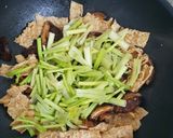 沙茶豆皮鮮菇炒芹菜的食譜步驟2照片