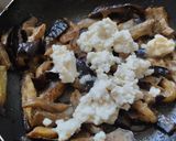 Foto del paso 3 de la receta: Berenjenas🍆en salsa de ajo🧄, miel🍯y queso🥯🧀🍆