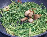 รูปขั้นตอนการทำที่ 2 ของ กระเฉดหมูกรอบ