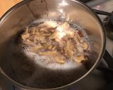 Une image de l'étape 3 de Soupe asiatique épicée au bouillon de crevettes, tomate noire, shiitakes et coriandre.