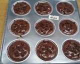 Foto langkah ke 4 dari resep Triple Chocolate Muffin.
