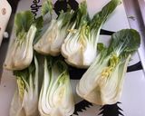 Une image de l'étape 1 de Shanghai pak choi braisés citron tomates carottes et galanga.