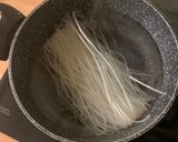 Foto del passaggio 2 della ricetta Polpette di Maiale Avvolte in Noodles