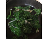 Foto del paso 3 de la receta: Tagliatelle con langostinos y salsa verde