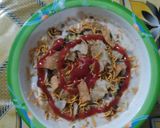 A picture of step 5 of Dahi phulki chat.