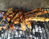 Foto del paso 3 de la receta: Brochetas de pollo, ensalada con pipas, pisto y dos huevos fritos
