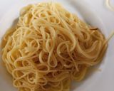 Foto langkah ke 2 dari resep Spaghetti Instan Aglio Olio Plus Salome, Simpel tapi Nagih!.