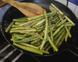 Foto del paso 2 de la receta: Esparragos salteados en grasa de pato