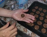 Foto langkah ke 7 dari resep Almond dark choco cookies premium.