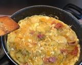 Une image de l'étape 2 de Tortilla  aux pommes de terre, oignons, poivrons, magret séché et chorizo.