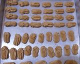 Foto langkah ke 5 dari resep Cookies / Kue Semprit Jelarut (Tepung Garut/Larut).