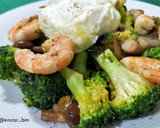 Foto del paso 9 de la receta: Salteado de brócoli con setas, langostinos y huevo