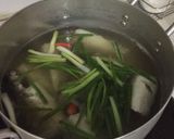 Hình bước làm 4 của món Cá nấu hành ớt không lo bị rớt ☺️