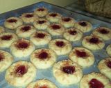 Foto langkah ke 7 dari resep Strawberry thumbprint.
