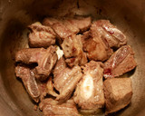Foto del paso 4 de la receta: Costillar de ternera con patatas, habas y guisantes