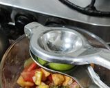 चटपटी फ्रूट चाट(chatpati fruit chaat recipe in Hindi) रेसिपी चरण 2 फोटो