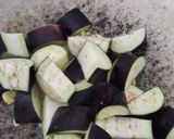 Gambar langkah 2 resipi Tumis Terung Kacang Panjang.