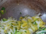 Gorengan bakso sawi putih