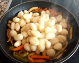 Foto del paso 5 de la receta: Ñoquis tex mex con verduras salteadas y almendras