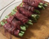 Foto langkah ke 2 dari resep Buncis Sukiyaki Beef Rolls.