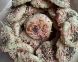 Foto langkah ke 3 dari resep Garlic cheese cookies.
