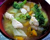 รูปขั้นตอนการทำที่ 4 ของ มิโซะซุปผักและฟักทองใส่อกไก่