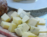 Foto del paso 2 de la receta: Bolitas de patata rellenas de queso Morbier y salchicha