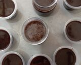 Foto langkah ke 3 dari resep Puding Brownies Cokelat Lumer Vla Matcha.