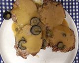 Foto del paso 6 de la receta: Rollo de carne picada con salsa de aceitunas negras