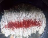 Foto langkah ke 4 dari resep Tumis Jamur Enoki Pedas.
