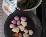 Foto langkah ke 1 dari resep Opor Ayam Bumbu Kuning.