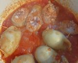 Foto del paso 5 de la receta: Tubos de calamar rellenos en salsa de tomate con arroz blanco