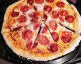 صورة لخطوة 7 من وصفة بيتزا بيبيروني 🍕