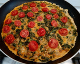 Foto del paso 4 de la receta: Tortilla de espinacas con sobrasada y tomates cherry 🍅