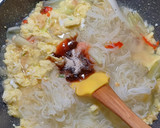 Foto langkah ke 6 dari resep Bihun Telur Pedas.