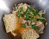 Foto langkah ke 4 dari resep Seblak Indomie Sederhana.
