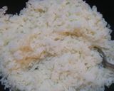 Foto del paso 1 de la receta: Arroz con salchicha, cebolla, morrón y huevo 💗