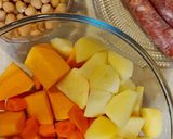 Foto del passaggio 1 della ricetta Vellutata di zucca e ceci con salsiccia
