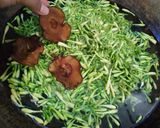 Foto langkah ke 1 dari resep Bunga Pepaya tumis tauco.