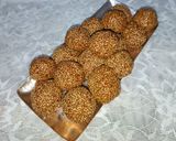 A picture of step 6 of Til Gud Laddoo (Sesame and jaggery Laddoo).
