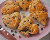 Foto langkah ke 4 dari resep Heart Scone Choco Chips.
