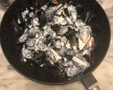 Foto del passaggio 4 della ricetta Cozze alla bretone con panna