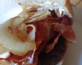 Foto del paso 6 de la receta: Hamburguesa de Angus con bacon, queso, tomate, cebolla y pan cristal