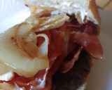 Foto del paso 6 de la receta: Hamburguesa de Angus con bacon, queso, tomate, cebolla y pan cristal