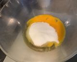 Une image de l'étape 1 de Gâteau soufflé aux yaourts et pétales de rose.