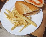 Foto del paso 2 de la receta: Bocadillo de barritas de gallo, papas fritas y mojo