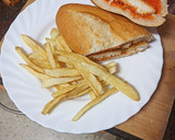 Foto del paso 2 de la receta: Bocadillo de barritas de gallo, papas fritas y mojo