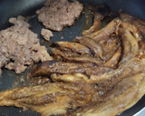 Foto del paso 9 de la receta: Sándwich🥐de berenjena🍆bbq, carne🧅, queso🧀y cebollas grillé🥯🥩🧀