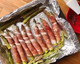 Hình bước làm 1 của món Măng Tây Cuộn Bacon Xông Khói Nướng